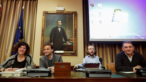 Jaume Asens (2i) y Pablo Echenique (2d) presiden la reunión del Grupo Parlamentario Confederal de Unidas Podemos, En Comu Podem y Galicia en Común en el Congreso de los Diputados en Madrid. EFE/ David Fernández