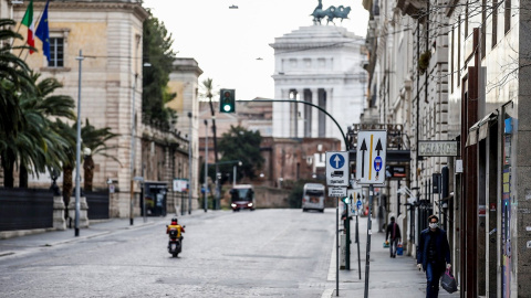 La Via Nazionale de Roma durante la emergencia del coronavirus. EFE/EPA/FABIO FRUSTACI