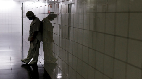 Un sanitario del Hospital Universitario de Canarias (HUC) en un pasillo cercano a la UVI donde se encuentra atendidos pacientes infectados por Covid-19. EFE/Ramón de la Rocha