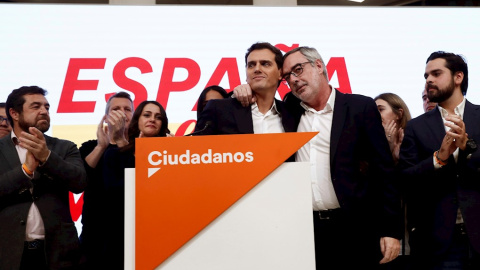 El líder de Ciudadanos, Albert Rivera (c), y el secretario general, José Manuel Villegas (2-d), durante la valoración de las elecciones del 10-N. EFE/Mariscal