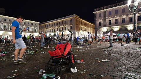 La plaza de San Carlo de Turín, tras la estampida durante la retransmisión del partido Juventus-Madrid. / ALESSANDRO DI MARCO (EFE)