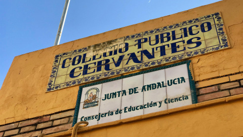 Detalle de la fachada del colegio de Dos Hermanas (Sevilla). / EUROPA PRESS