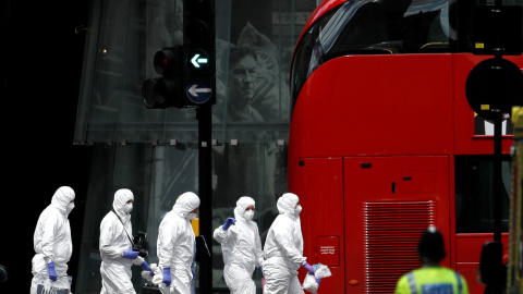 Policía Forense trabaja a las afueras de Borough Market después del ataque de Londres.REUTERS/Peter Nicholls