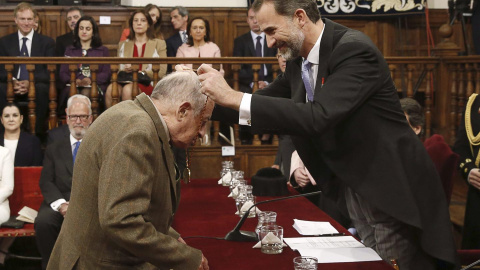 Juan Goytisolo recibiendo el Premio Cervantes en 2015 / EFE