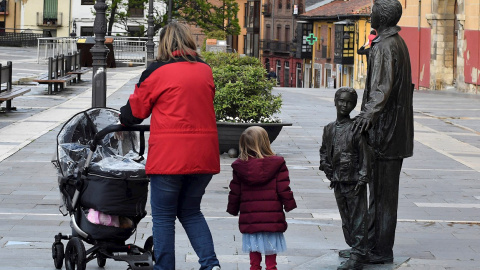 GRAF6945. LEÓN, 27/04/2020.- Una familia pasea por la plaza de la Catedral de León este lunes, durante el segundo día en el que casi seis millones de niños menores de 14 años pueden salir a la calle una hora al día, junto a un adulto y a un kilómet