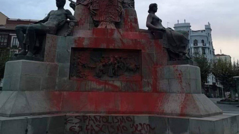 Pintada en el monumento a Colón en Valladolid que reza: "Españolismo es fascimo".- EUROPA PRESS