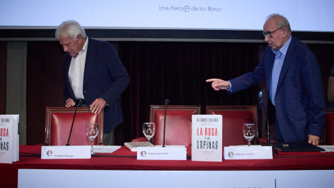 El expresidente del Gobierno, Felipe González (i), y el exvicepresidente del Gobierno, Alfonso Guerra (d), durante la presentación de su nueva obra 'La rosa y las espinas'. -JESÚS HELLÍN / Europa Press