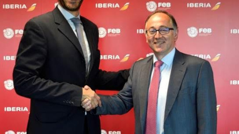 Jorge Garbajosa, presidente de la Federación Española de Baloncesto, junto a Luis Gallego, presidente de IBERIA en la firma del compromiso que vincula a Iberia y la FEB.