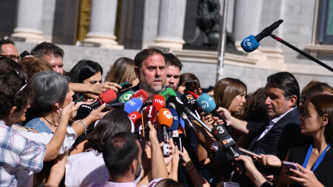 El presidente de Esquerra Republicana, Oriol Junqueras, ofrece declaraciones a los medios tras mantener una reunión de trabajo con los grupos parlamentarios de su partido. -FERNANDO SÁNCHEZ / Europa Press