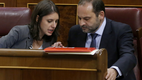 El nuevo portavoz parlamentario del PSOE, José Luis Ábalos, conversa con la portavoz de Unidos Podemos, Irene Montero, durante tarde en el pleno del Congreso, en la primera sesión de debate y votación de enmiendas parciales a los Presupuestos Generale