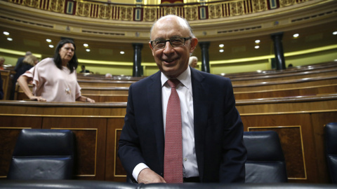 El ministro de Hacienda, Cristóbal Montoro, momentos antes del inicio del pleno del Congreso, en la primera sesión de debate y votación de enmiendas parciales a los Presupuestos Generales del Estado de 2017. EFE/Kiko Huesca