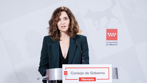  La presidenta de la Comunidad de Madrid, Isabel Díaz Ayuso, durante una rueda de prensa tras el Consejo de Gobierno de la Comunidad de Madrid, en el Ayuntamiento de Villamanta. -CARLOS LUJÁN / Europa Pess