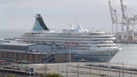 El crucero Artania permanece atracado en un puerto de Australia después de que varios pasajeros hayan dado positivo por covid-19. /EFE