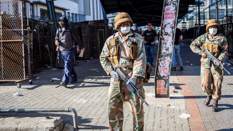 Militares paseando con mascarillas por las calles de Johannesburgo en el primer día de estado de alarma decretado en Suráfrica por el coronavirus. /EFE