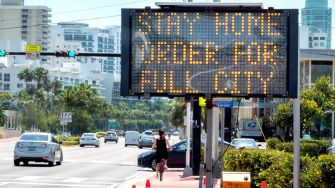 Un cartel luminoso avisa a los ciudadanos de que deben quedarse en sus casas en la ciudad de Miami (EEUU). /EFE