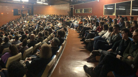 Una imatge de l'Aula Magna de la Facultat de Biologia de la UB plena de gom a gom en l'acte sobre el coronavirus. @GeneticsUB