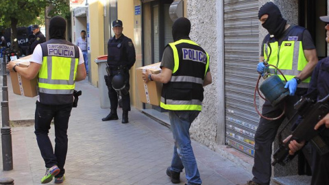 Agentes de Policía en una operación antiyihadista la semana pasada./EFE