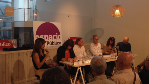 Ana Pardo de Vera, directora de Público, junto a los ponentes del debate de este miércoles sobre el auge de la extrema derecha: Cristina Narbona, Francisco Louça, Josep Ramoneda, Yayo Herrero y Nacho Álvarez