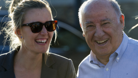 Amancio Ortega y su hija Marta Ortega riéndose (Foto de Archivo). -MIGUEL RIOPA / AFP