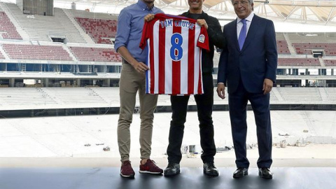 El actor Tom Cruise posando esta semana en el futuro estadio Wanda Metropolitano junto a Enrique Cerezo y Saúl Ñíguez. /EFE