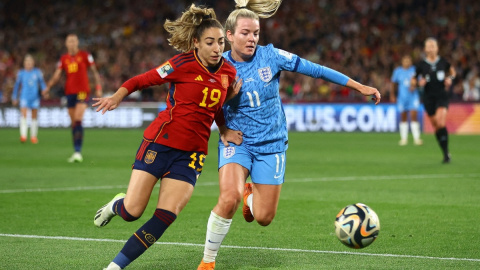 La futbolista de la selección española femenina Olga Carmona disputa un balón con la jugadora de la selecciíon inglesa Lauren Hemp en la final de la Copa del Mundo, en Sidney. REUTERS/Carl Recine