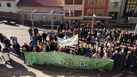 Concentración por la sanidad pública en el pueblo palentino Barruelo de Santullán./ Plataforma por la recuperación de las guardias médicas