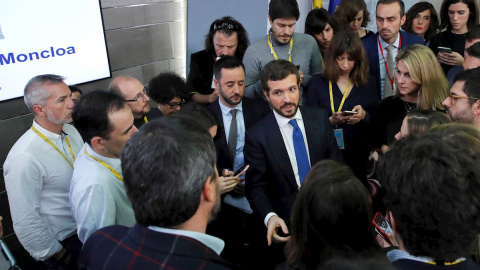 El líder Partido Popular (PP), Pablo Casado, rodeado de periodistas tras la rueda de prensa ofrecida  al término de la reunión que ha mantenido en el Palacio de la Moncloa con el presidente del Gobierno, Pedro Sánchez. EFE/Juan Carlos Hidalgo