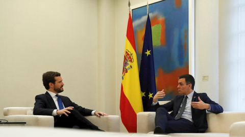 El presidente del Gobierno, Pedro Sánchez, con el líder del Partido Popular (PP), Pablo Casado, en el Palacio de la Moncloa. EFE/ Juan Carlos Hidalgo