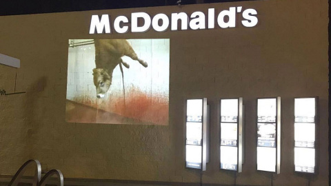 La fachada del McDonald's de Majadahonda en la que se proyectaron imágenes de un matadero. IA