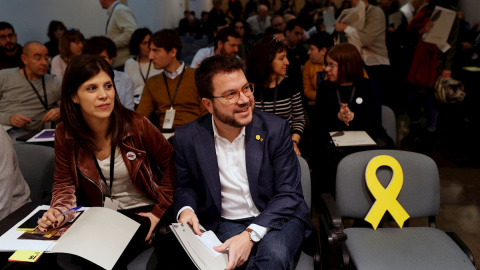 15/02/2020.- El coordinador Nacional de ERC y vicepresidente del Govern, Pere Aragonès junto a Marta Vilalta, secretaria general adjunta y portavoz del partido, momentos antes de intervenir ante el consell nacional de ERC, después de una semana marcada 