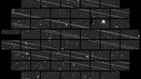 Las rayas claras son rastros de satélites de Starlink en una imagen con exposición tomada en noviembre de 2019 desde un telescopio de Cerro Tololo (Chile). /NSF