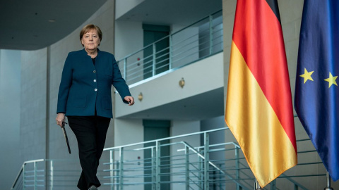 La canciller alemana, Angela Merkel, se dirige a una comparecencia ante los medios en la Cancillería en Berlín, el pasado domingo. REUTERS/ Michel Kappeler/Pool