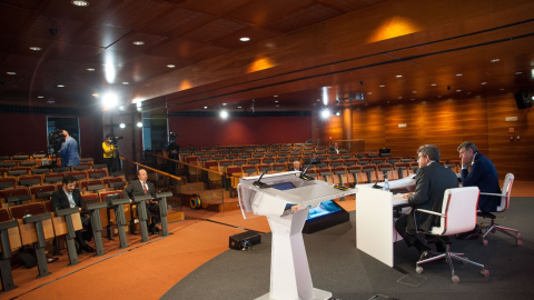 Imagen de la presentación virtual de resultados del Banco Santander en el primer trimestre de 2020. En la mesa blanca, José Antonio Alvarez, consejero delegado, y a su derecha José Antonio García Cantera, consejero director financiero.