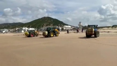 Lejía en la playa Zahara de los Atunes.  Captura de un vídeo de Antena 3