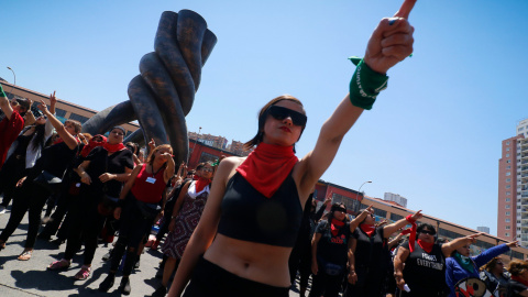 Mujeres del grupo feminista chileno 'Las Tesis' exigen reformas sociales en el país frente al Congreso Nacional. / Leonardo Rubilar / EUROPA PRESS