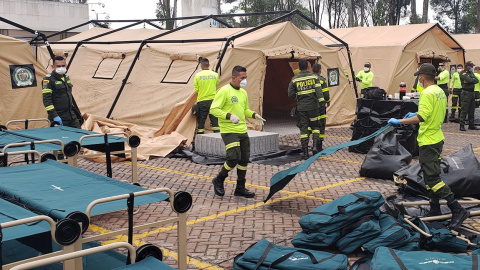 24/03/2020.- Fotografía cedida por la Policía Nacional de Colombia que muestra a varios de sus miembros durante la instalación de las carpas habilitadas en el Hospital Central de la Institución para recibir pacientes afectados por el coronavirus. / EF