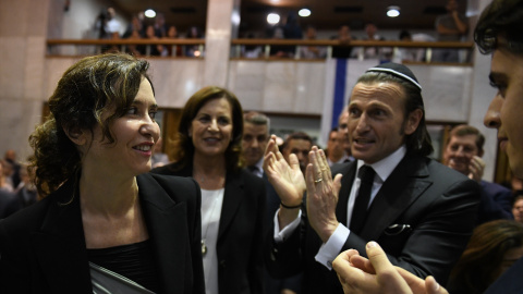  La presidenta de la Comunidad de Madrid, Isabel Díaz Ayuso (c), asiste al solemne acto celebrado en memoria de las víctimas de los ataques terroristas sufridos por Israel, en la Sinagoga Beth Yaacov, a 10 de octubre de 2023, en Madrid (España). Fernan