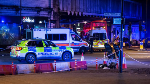 El London Bridge, tomado por vehículos policiales y ambulancias tras los atentados. EFE