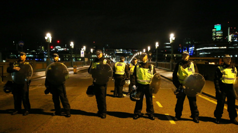 La Policía blinda el puente de Southwark. REUTERS/Neil Hall