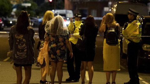 Los agentes de policía dirigen a los viandantes de los alrededores del London Bridge donde una furgoneta atropelló a varios ciudadanos en un nuevo ataque terrorista. EFE/EPA