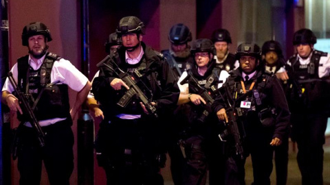 La Policía blinda el puente de Londres tras el atropello. EFE/EPA/OLIVER