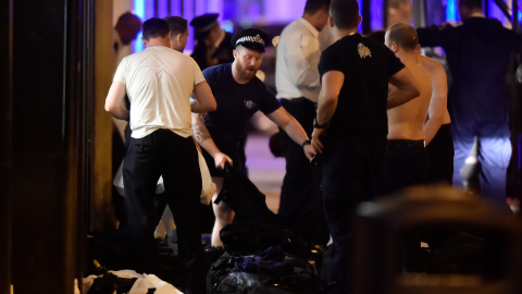 Agentes de policía, preparándose, en el London Bridge.  REUTERS / Hannah McKay