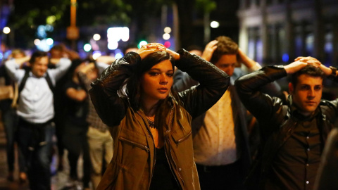 La gente abandona el área del atentado con las manos en alto. REUTERS/ Neil Hall