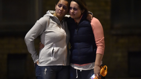 Dos mujeres se abrazan tras el atentado de Londres.REUTERS/Hannah Mckay