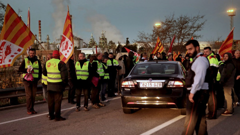 19/02/2020.- Un piquete informativo en la entrada del Polígono Petroquímico Norte de Tarragona durante la jornada de huelga para exigir más seguridad y menos precariedad. EFE/Jaume Sanjuan