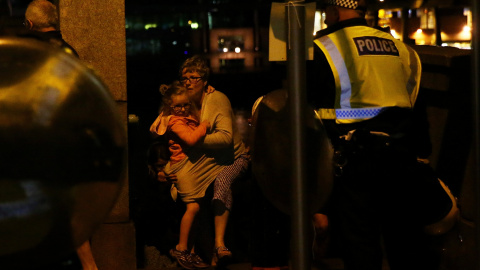 La gente huye cuando la policía acude al Puente de Londres. REUTERS / Neil Hall