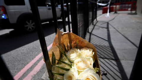 Un ramo de flores depositado cerca del London Bridge tras el ataque que termino con 7 personas muertas.REUTERS/Dylan Martínez