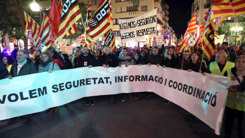 Capçalera de la manifestació d'aquesta tarda per reclama seguretat a la petroquímica. EFE / JAUME SANJUAN