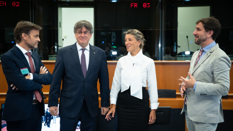 La vicepresidenta segunda del Gobierno y ministra de Trabajo en funciones, Yolanda Díaz (2d), el líder de Junts y eurodiputado, Carles Puigdemont (2i), el dirigente de En Comú Podem, Jaume Asens (1i) y el eurodiputado Antoni Comín (1d) durante un encu