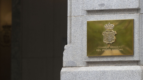 Placa en la entrada de la sede del Consejo General del Poder Judicial (CGPJ), en Madrid. EUROPA PRESS/Alberto Ortega